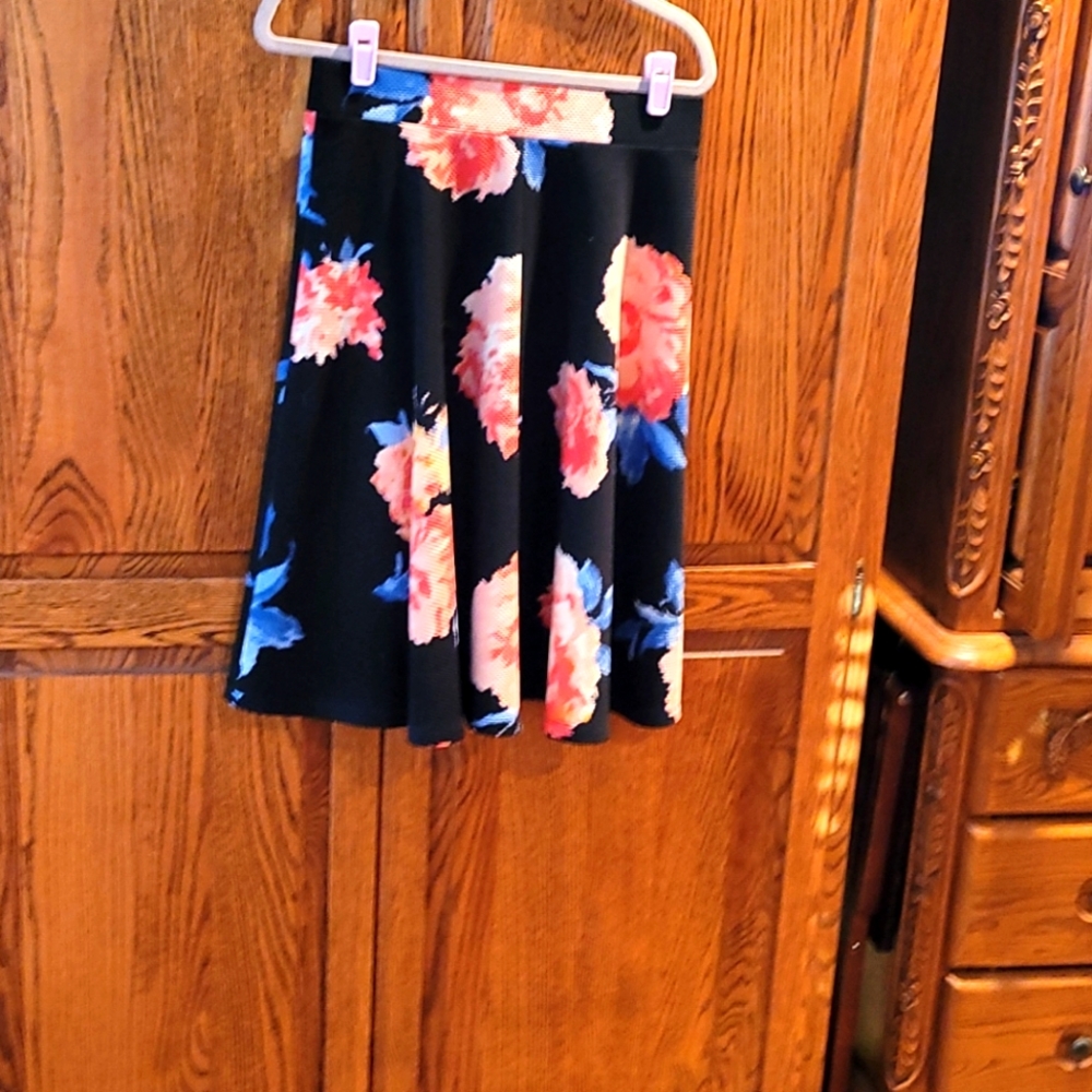 Elastic waist full skirt